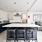 Chelsea Townhouse With Roof Terrace & Parking