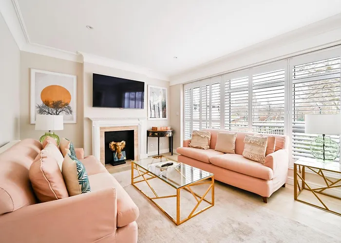 Chelsea Townhouse With Roof Terrace & Parking