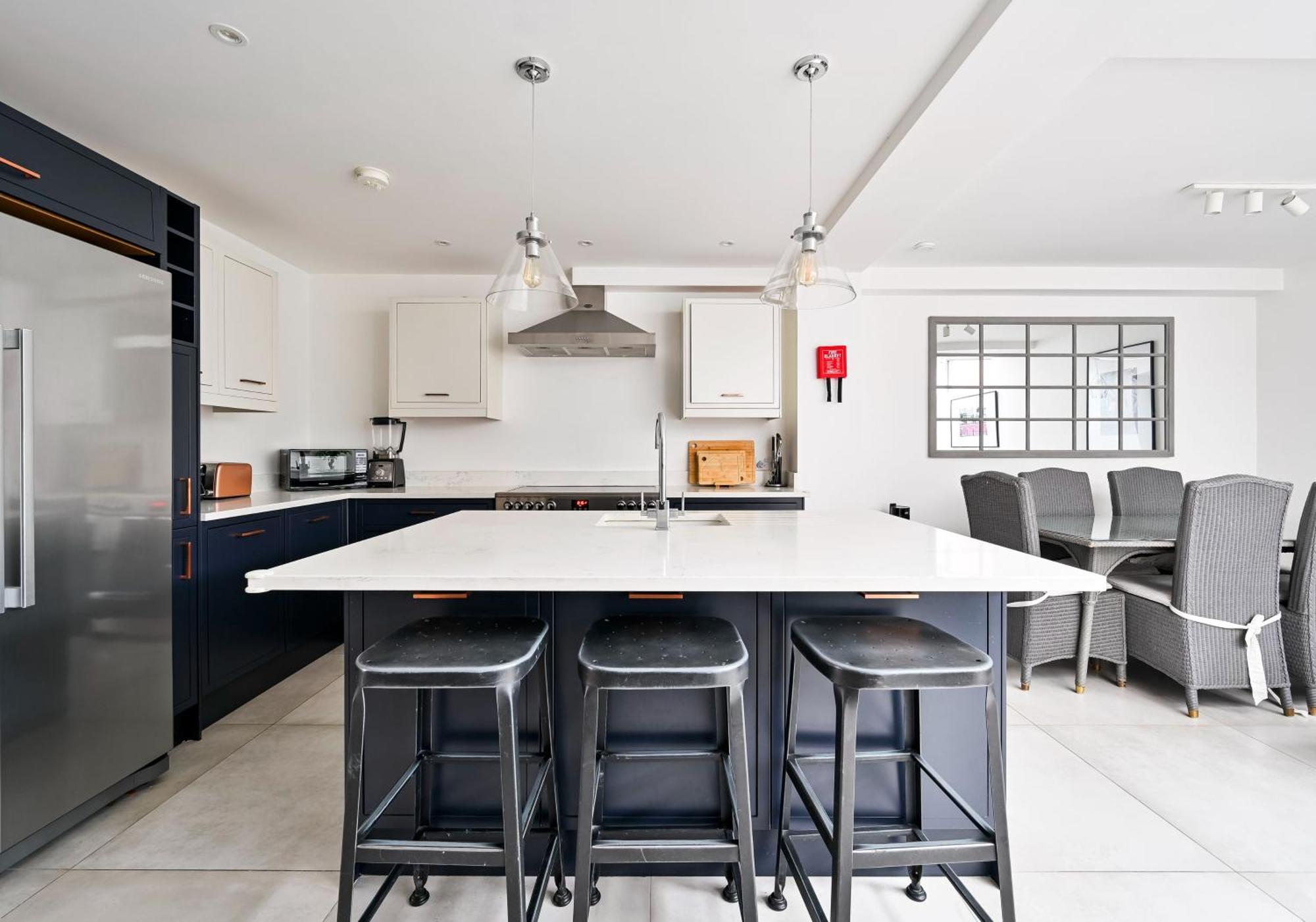 Chelsea Townhouse With Roof Terrace & Parking Londra