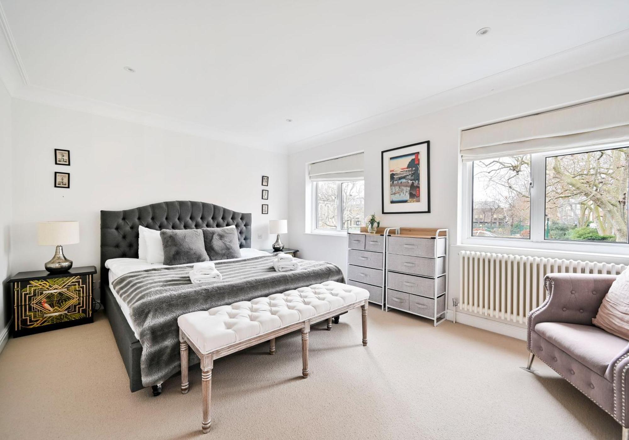 Chelsea Townhouse With Roof Terrace & Parking *