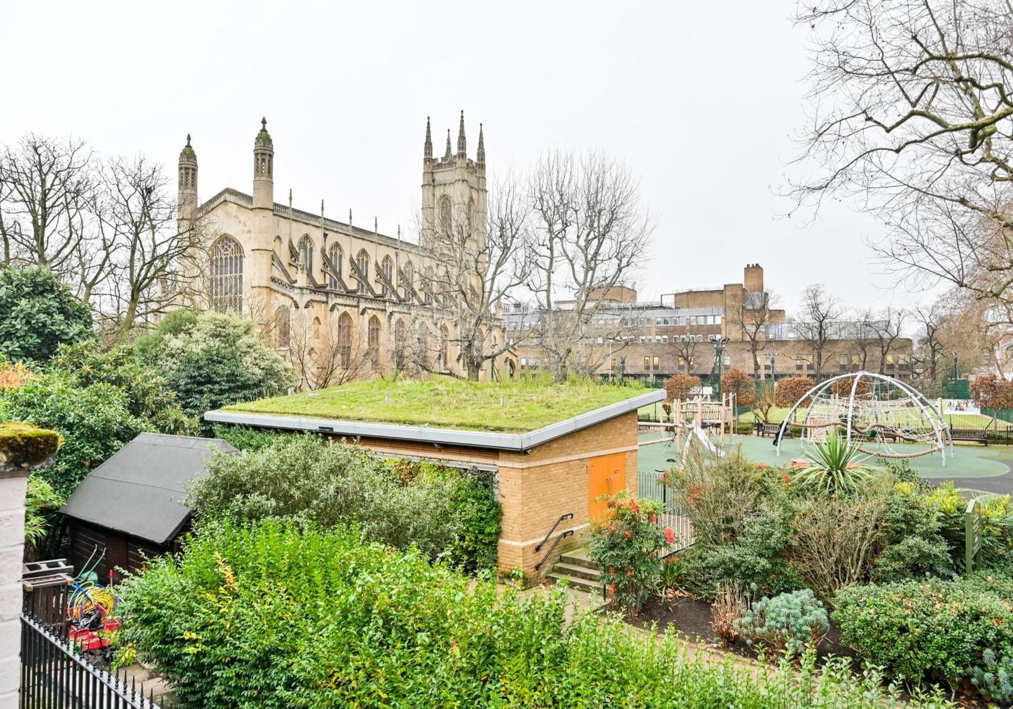 Chelsea Townhouse With Roof Terrace & Parking Londra