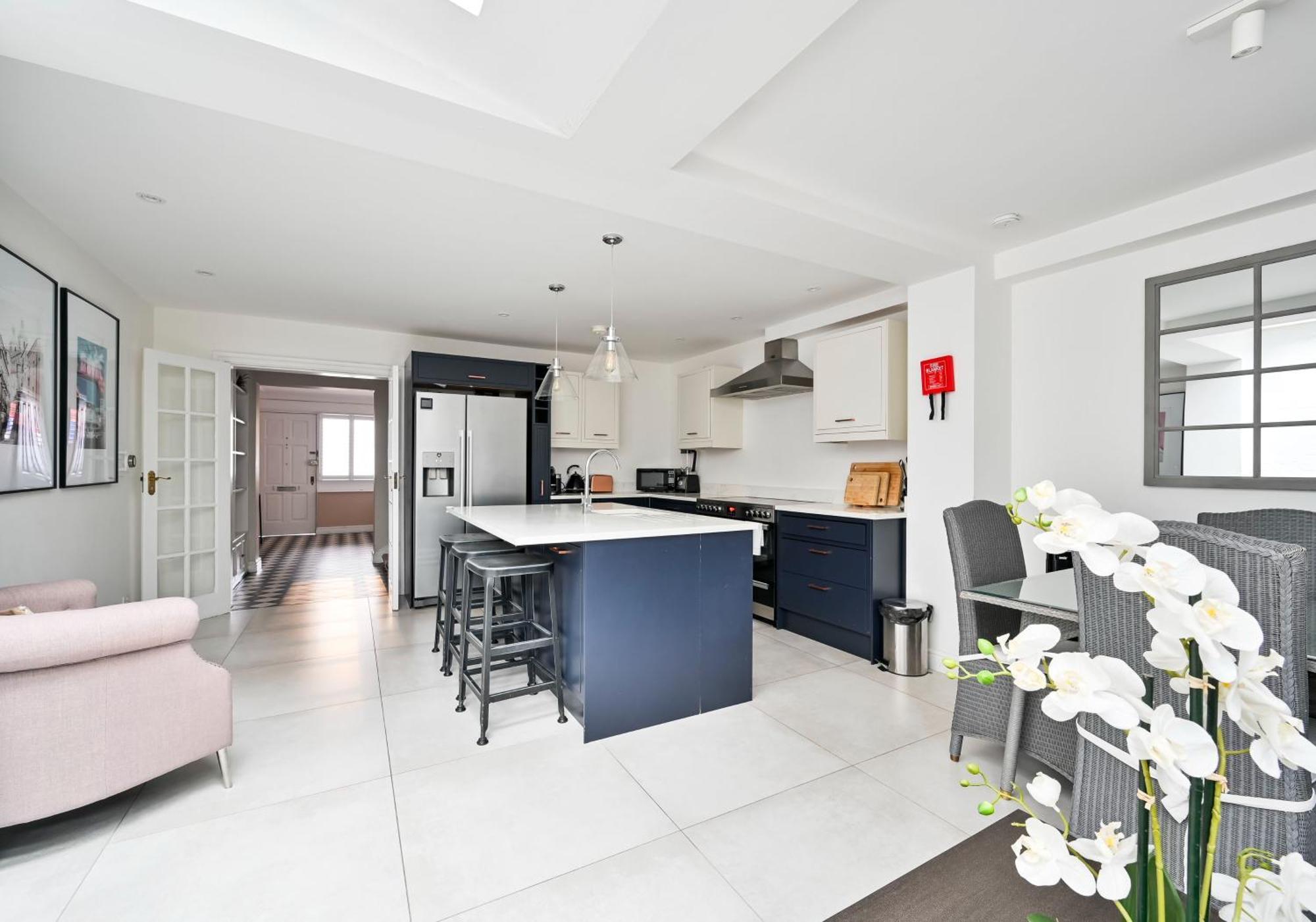 Chelsea Townhouse With Roof Terrace & Parking *