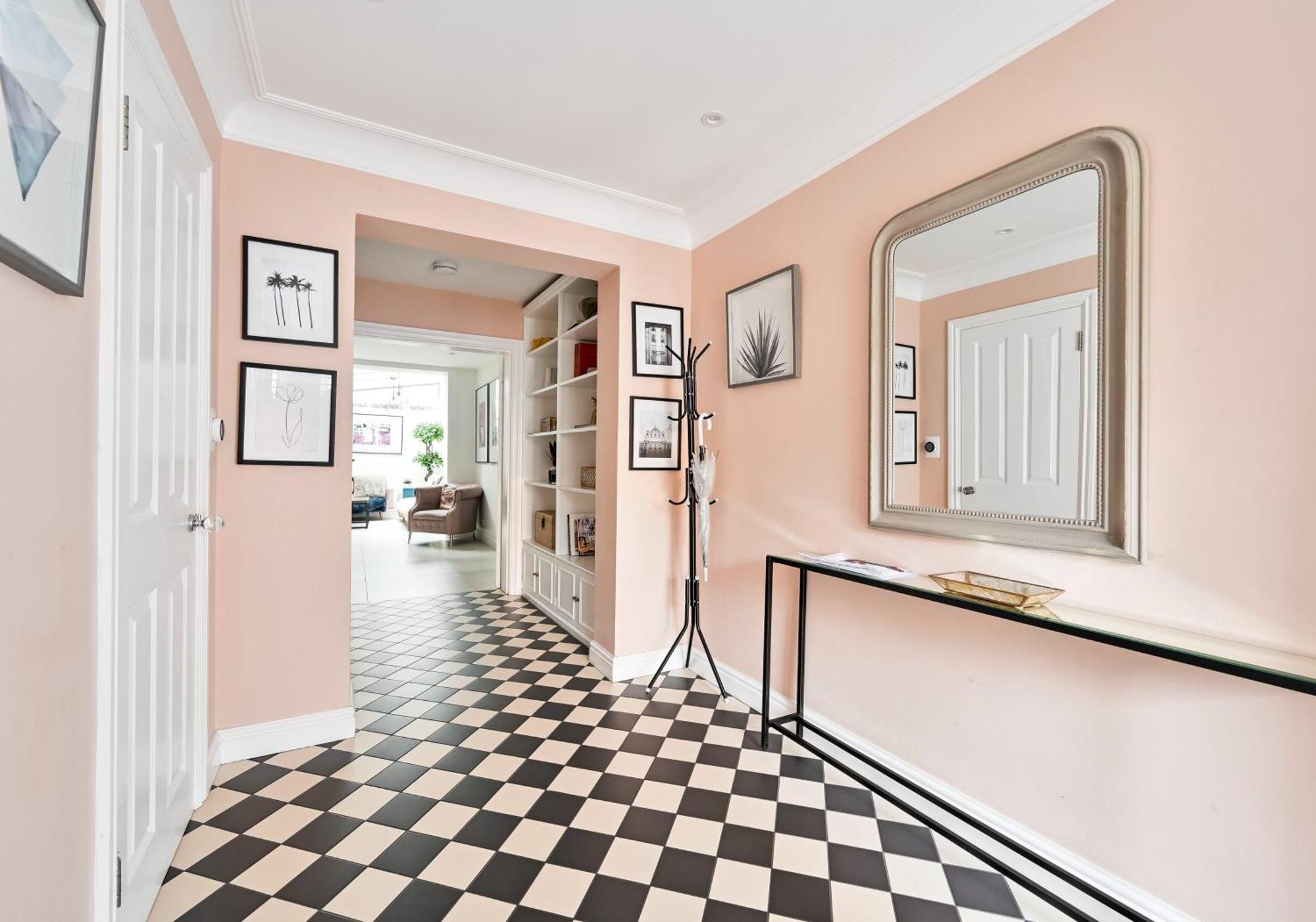 Chelsea Townhouse With Roof Terrace & Parking